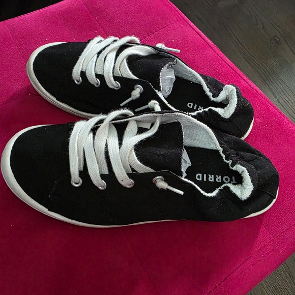 Torrid Riley Ruched Sneakers 7.5WW - Picture 5 of 7